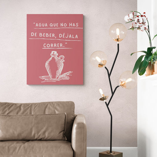 Cuadro decorativo con fondo rosa quemado, frase 'agua que no has de beber déjala correr' y silueta de jarrón blanco