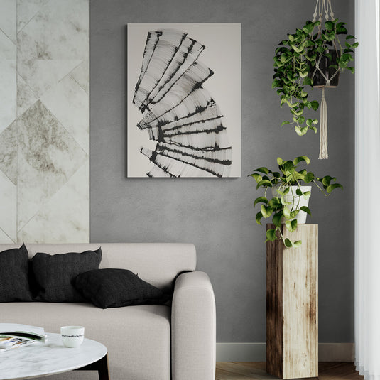 Pintura abstracta en blanco y negro con amplias pinceladas curvas que evocan movimiento y ritmo.