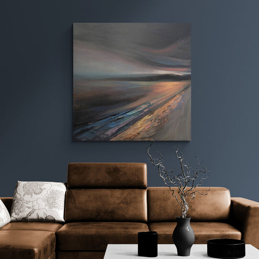 Pintura al óleo de un amanecer tenue en una playa con tonos oscuros y reflejos luminosos