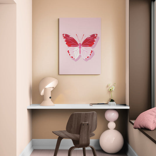 Cuadro de mariposa rosa en rincón decorativo minimalista con escritorio