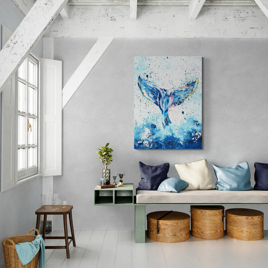 Cuadro Decorativo Acuarela: Aleta Azul y Morada Emergiendo en Agua de Tonalidades Azules sobre Fondo Blanco con Detalles Vibrantes