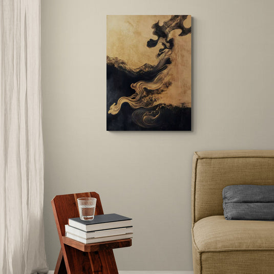 Cuadro decorativo abstracto – Alquimia del viento con formas fluidas en tonos dorado y negro sobre pared neutra en espacio minimalista