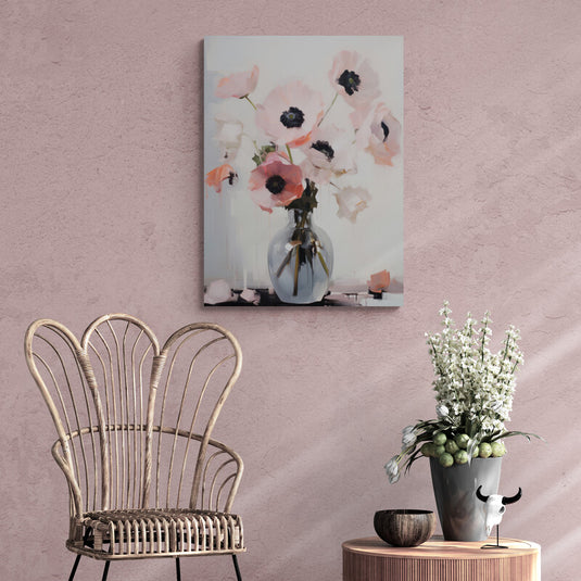 Pintura de amapolas delicadas en tonos suaves dentro de un jarrón transparente