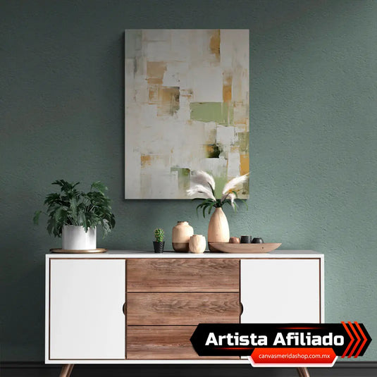 Cuadro decorativo abstracto sobre fondo gris claro, mezclando tonos verdes, blancos, negros y pinceladas amarillas.