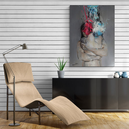 Cuadro decorativo con fondo gris, cuerpos abrazados y explosión cromática en rojo, azul y blanco