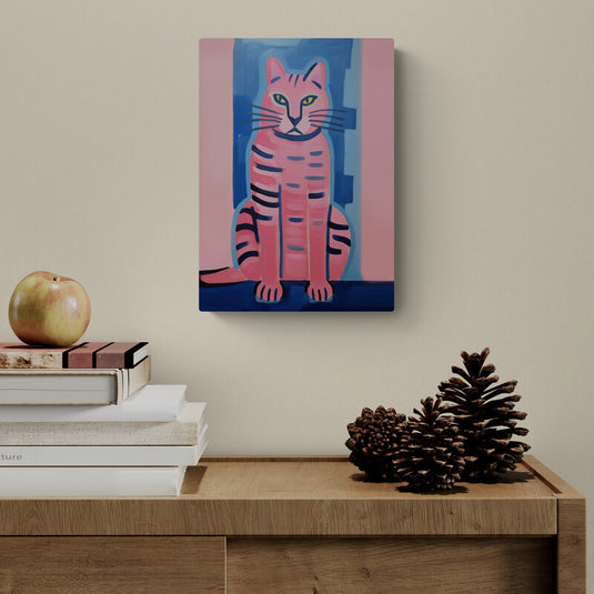 Gato estilizado con rayas rosas y fondo azul y rosa
