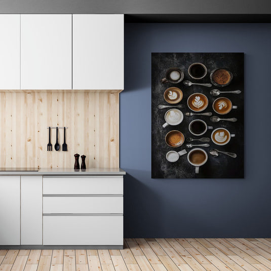 Cuadro de tazas de café variadas con arte latte y cucharillas