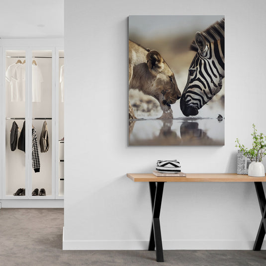 León y cebra junto a una charca