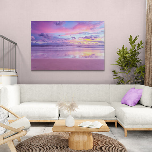 Fotografía de atardecer con cielo lavanda reflejado en la playa serena
