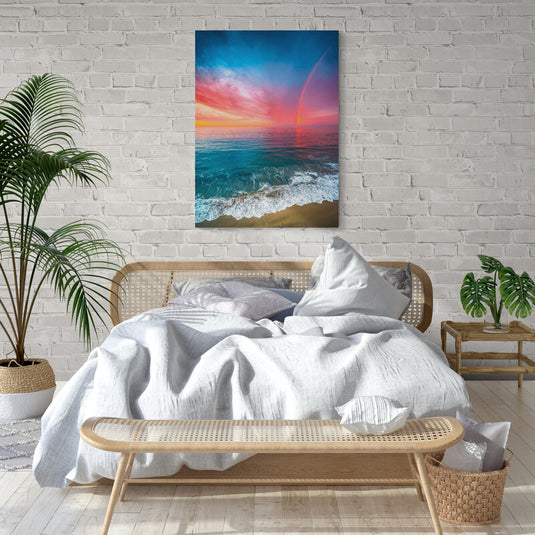 Fotografía vibrante de un arcoíris al atardecer sobre olas suaves en la playa