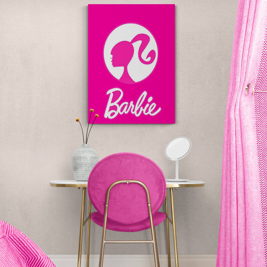 Cuadro decorativo, de fondo fucsia, en medio circulo blanco, con el logo de barbie y la palabra barbie en blanco