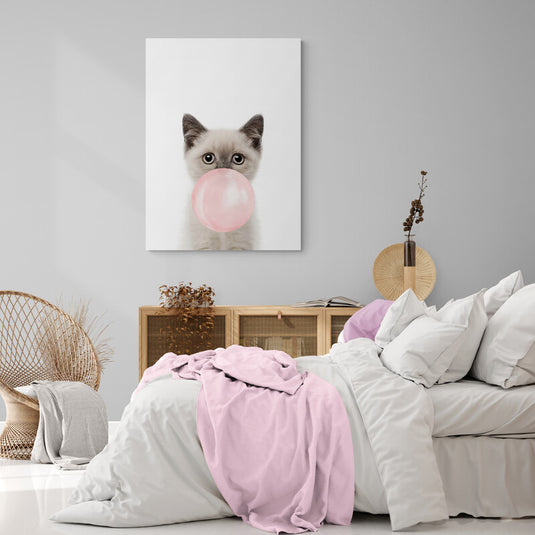 Gatito con burbuja de chicle rosa