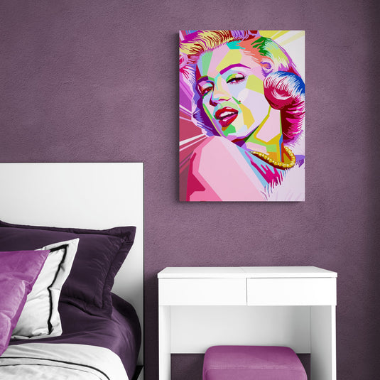 Retrato pop art en colores vivos de icono del cine en fondo geométrico