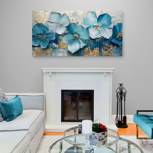 Cuadro decorativo de flores azules con detalles dorados sobre fondo texturizado en sala de estar elegante