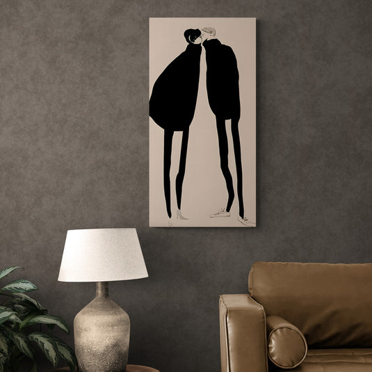 Siluetas minimalistas de dos personas besándose, vestidas con abrigos oscuros sobre un fondo beige.