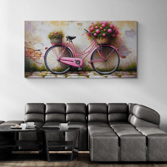 Bicicleta rosa vintage con canastas de flores frente a muro texturizado