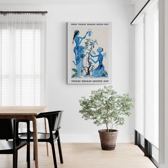 Ilustración de dos figuras azules en un entorno natural con un mensaje inspirador sobre el cambio.