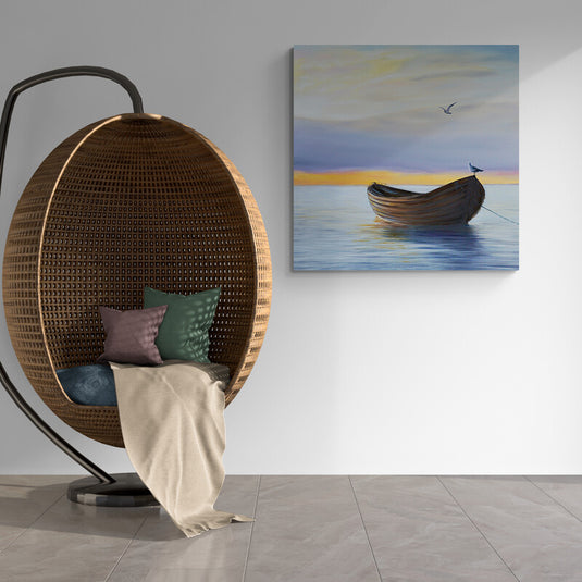 Bote de madera al atardecer sobre el agua con cielo pintado en tonos azules, amarillos y naranjas, y presencia de aves