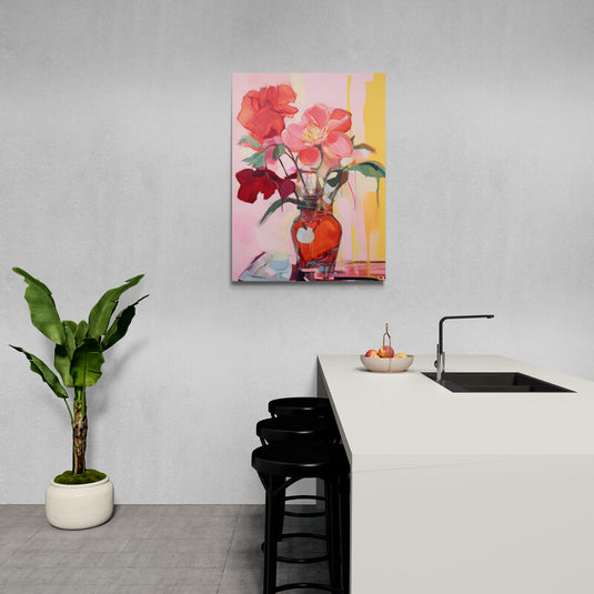 Pintura abstracta de rosas rojas y rosadas en jarrón transparente con fondo de color rosa y amarillo.