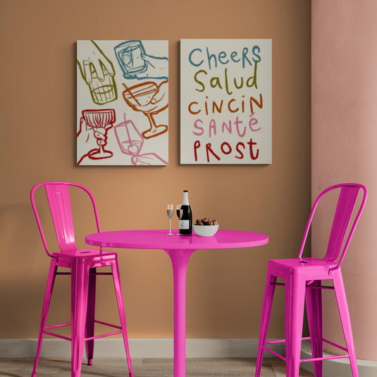 Cuadros vibrantes con copas y palabras de brindis en varios idiomas en un rincón de comedor colorido y festivo.