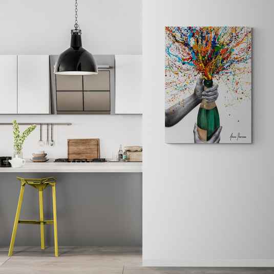 Pintura de manos abriendo una botella de champán con colores vibrantes estallando