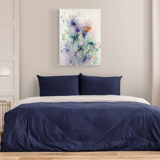 Acuarela abstracta de flores silvestres con manchas de color y salpicaduras.