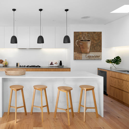 Pintura artística de una taza de café espresso humeante sobre fondo texturizado con patrones vintage en tonos tierra, ideal para decoración de cocina o cafetería rústica.