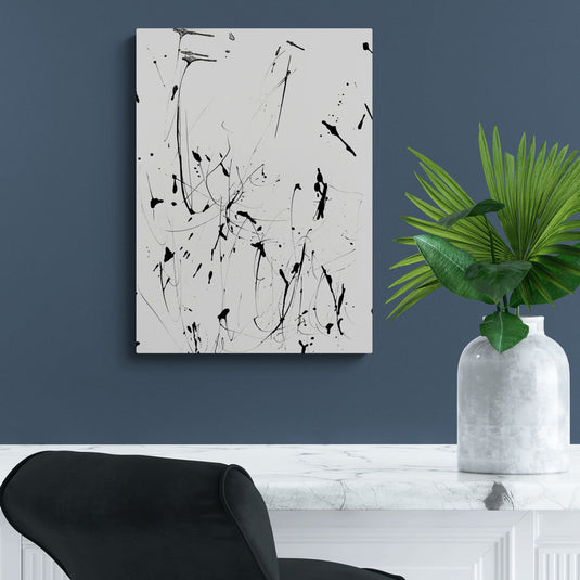 Cuadro abstracto con salpicaduras y líneas negras sobre fondo blanco
