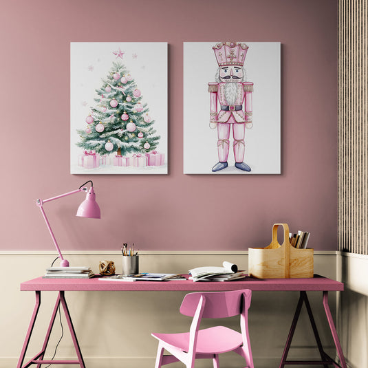 Conjunto decorativo de Navidad con árbol rosado y cascanueces en tonos pastel.