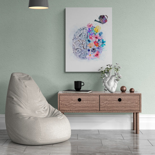 Pintura de un cerebro con la mitad derecha transformándose en coloridas flores acuareladas.