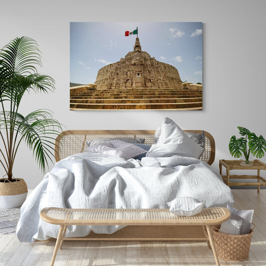 Monumento a la Patria en Mérida, Yucatán, con detalles tallados en piedra y bandera mexicana.