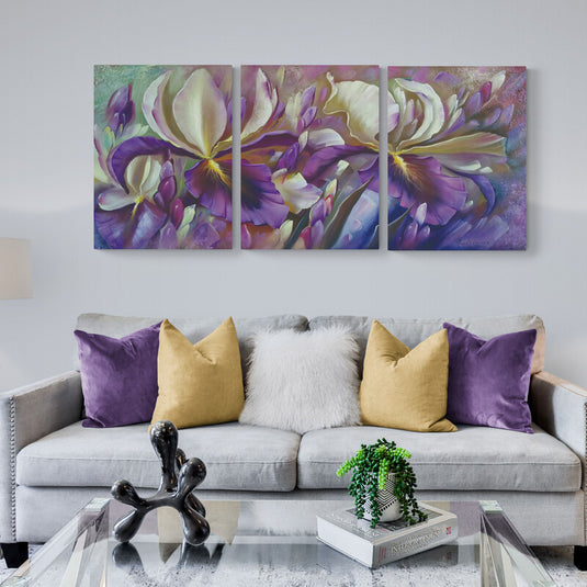 et de 3 cuadros decorativos de orquídeas en tonos morado y amarillo sobre fondo abstracto en colores morado y verde claro