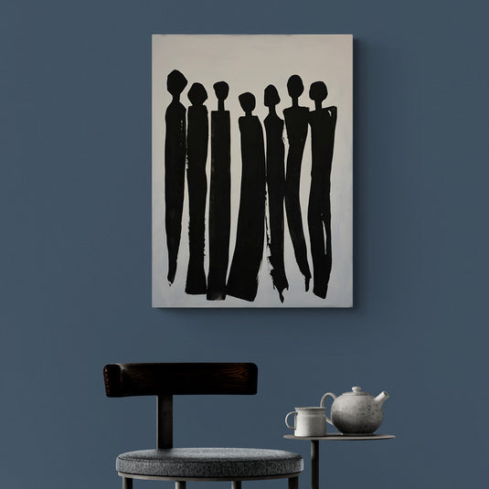 Siluetas negras alargadas de figuras humanas en fila sobre un fondo blanco, evocando unidad y anonimato.