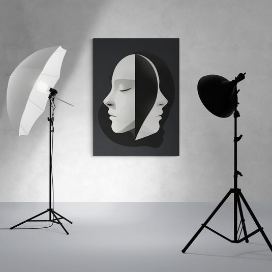 "Cuadro de rostros en perfil en blanco y negro"