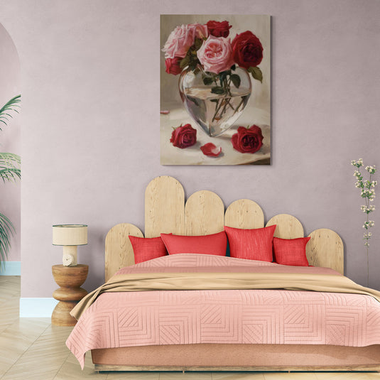 Cuadro decorativo romántico – Ramo de rosas en jarrón de vidrio en forma de corazón sobre fondo suave, ideal para dormitorios femeninos o espacios elegantes.