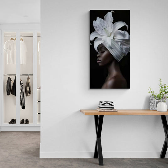 Cuadro decorativo de retrato artístico – Mujer con lirio blanco sobre fondo negro en estilo elegante y minimalista, ideal para interiores modernos