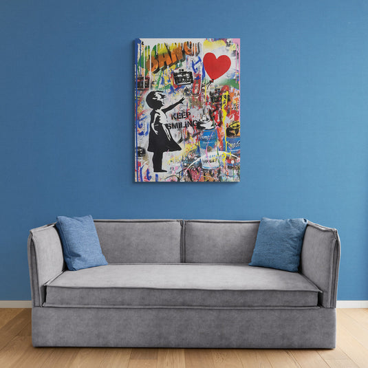 Niña con globo y arte urbano colorido