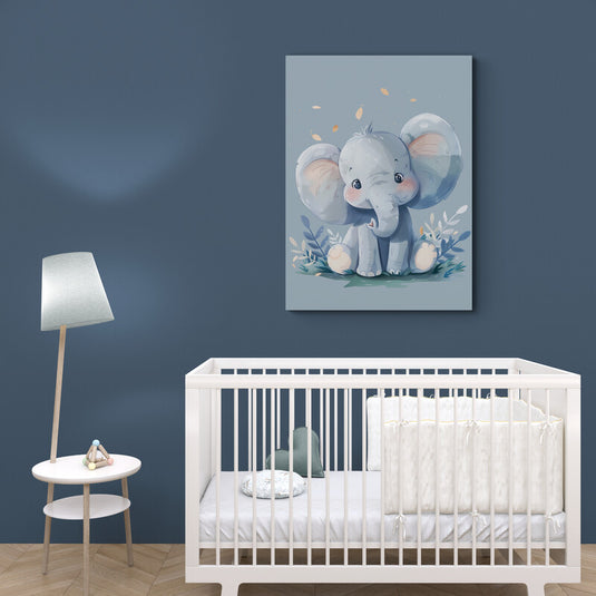 Ilustración de un elefantito curioso sobre un fondo azul pastel con detalles botánicos suaves