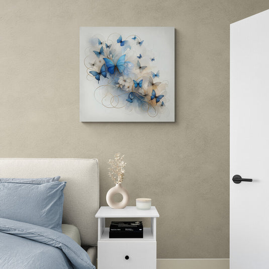 Composición artística de mariposas en tonalidades azules y marfil con motivos florales y líneas doradas