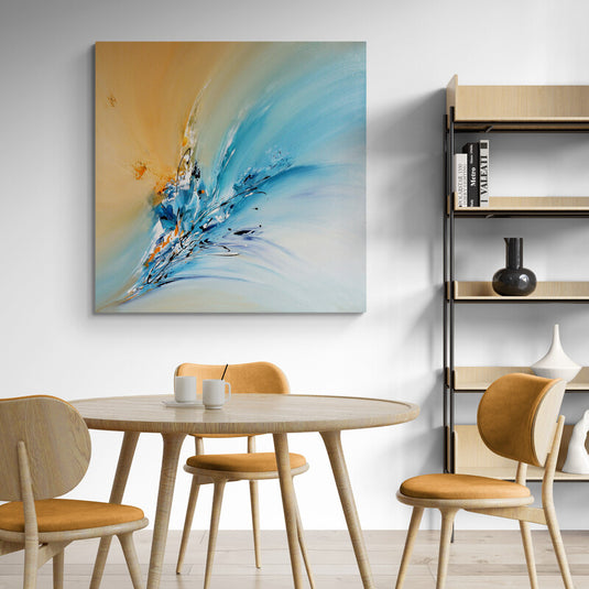 Pintura abstracta en tonos azul y ocre con formas fluidas