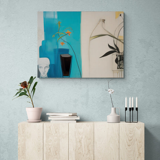 Pintura bicolor con flor naranja, figura femenina en azul, y detalles botánicos en crema