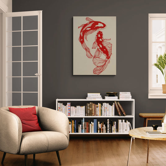 Cuadro decorativo con peces koi rojos – Arte minimalista sobre fondo neutro en sala moderna con inspiración oriental y estilo zen