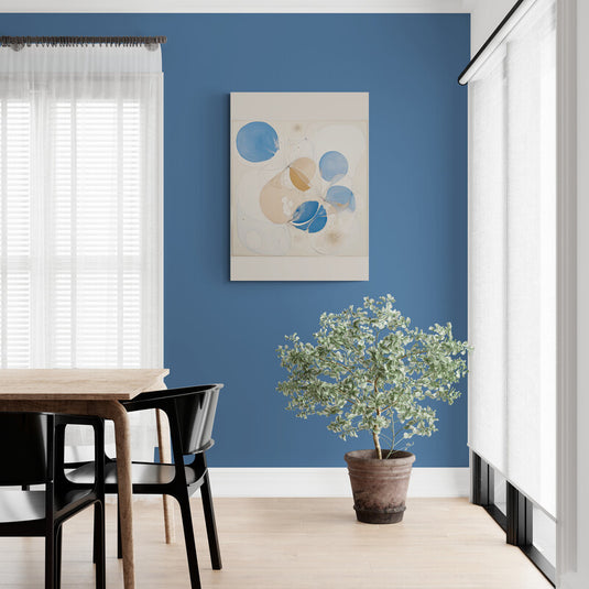 Pintura abstracta con círculos superpuestos en tonos de azul y neutros.