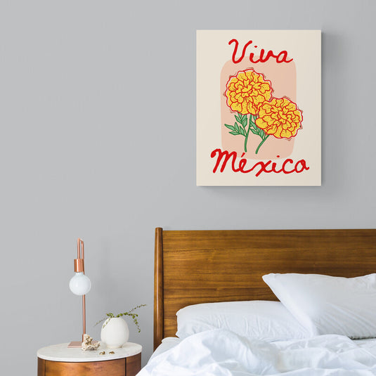 Cuadro decorativo en fondo amarillo pastel, con recuadro rosa pastel central, dos flores de cempasúchil amarillas y Viva México