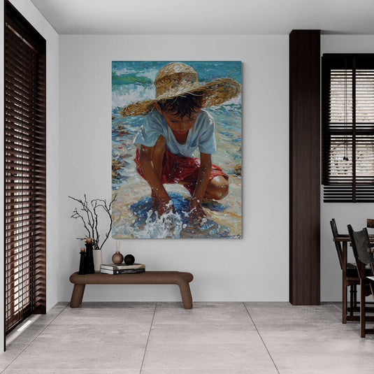 Cuadro de niño en la playa con sombrero de paja jugando en el agua