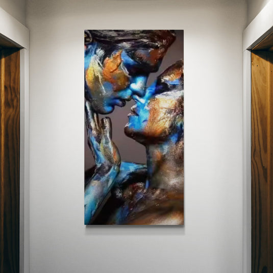 Cuadro decorativo romántico moderno – Pareja a punto de besarse con cuerpos pintados en tonos metálicos, azul y dorado, en arte expresivo contemporáneo.