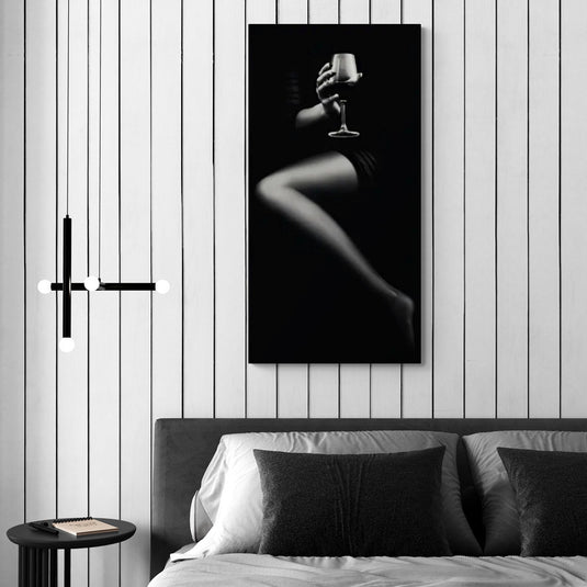 Fotografía de figura femenina con copa de vino en blanco y negro, estilo contemporáneo y sensual.