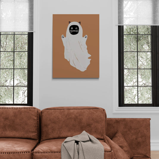 Cuadro decorativo de gato disfrazado de fantasma estilo minimalista sobre fondo marrón