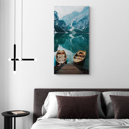Cuadro decorativo de paisaje – Barcas sobre muelle frente a lago cristalino con montañas nevadas, ideal para dormitorios modernos y ambientes relajantes.