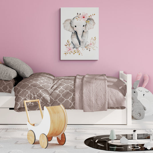 Ilustración en acuarela de una elefantita con corona de flores rosadas y detalles dorados rodeada de hojas y flores delicadas.